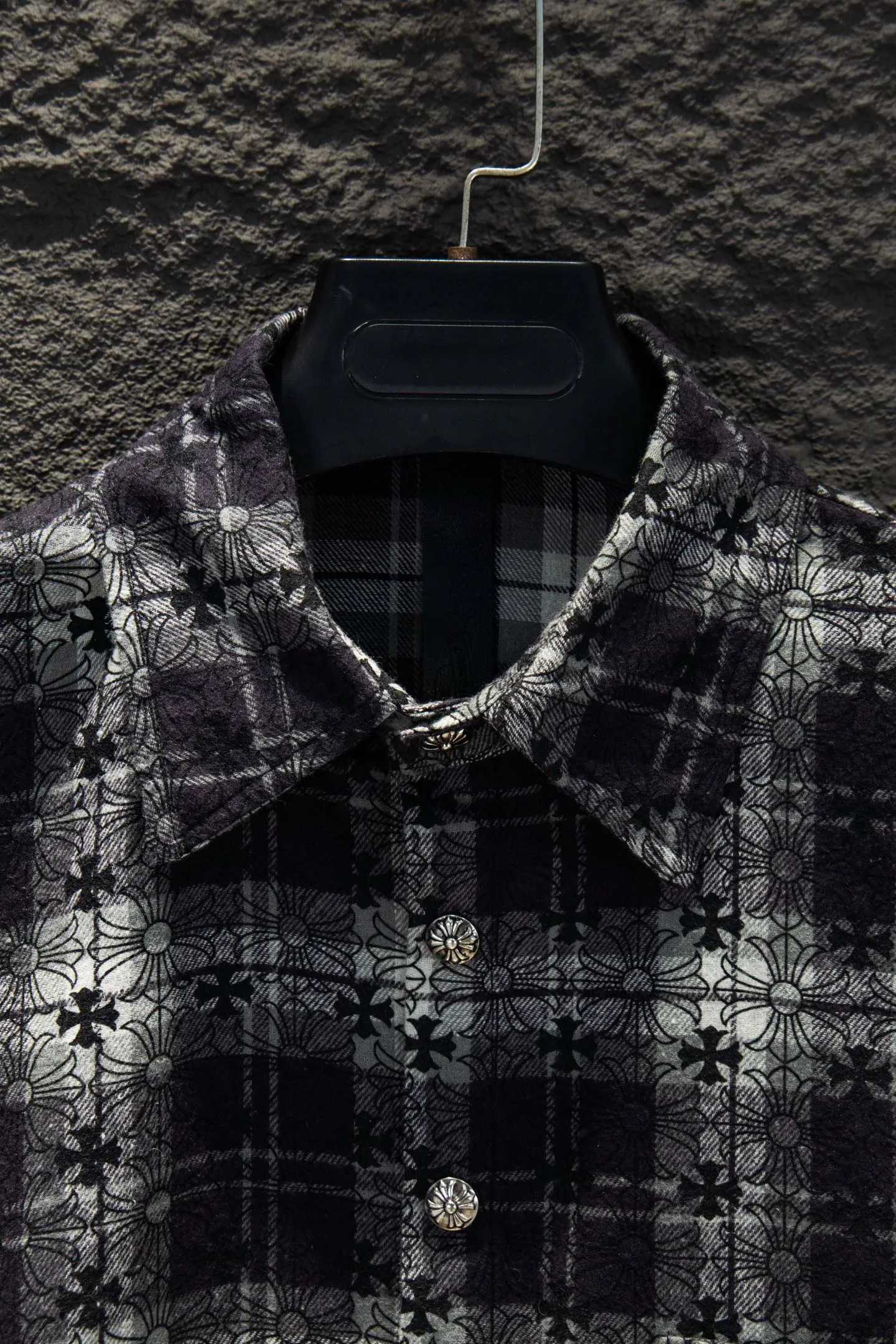 P260 ChromeHearts Chrome Hearts printed cuffs and leather plaid shirt. Customized jacquard fabric, you can wear it in various styles. This genderless shirt is a must-have for nightclubs. It can be worn as a jacket for both men and women. It can be easily worn by both men and women!  The plaid shirt that I have been thinking about has arranged for you to check in with plaid fans! The original loose fit is made of high-quality pure cotton fabrics. The fabric pattern is high-definition and delicate without burrs. It is comfortable and breathable to wear. All the buttons are molded and customized. It is casual and fashionable and can be matched with any bottoms. It can be windproof and sunproof in spring and summer. It can be worn inside or outside in autumn and winter! Easily concave shape makes you look slimmer and taller, perfect for both men and women! Customized main label, accessories, fully washable, whole body wiring, quality control, no heads!  Luxurious dark high street, Hollywood luxury goods, 25SS latest couples leather cross short-sleeved T-shirts, all reflect their own unique style! Made of thick black cotton, goatskin appliqués, hand-sewn custom metal hardware, and silicone varnish printing, multiple materials collide to create a unique texture. It also incorporates ChromeHearts medieval-style Sanskrit fonts and classic horseshoes, creating a unique and charming dark texture under the graceful arcs and all-black shadows, full of artistic sense!  Color: Black Blue Black Size: S M L XL